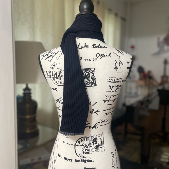 EUC Unisex Youth’s Dolce & Gabbana Cashmere Scarf With Logo Patch In Dark Navy - Picture 5 of 9